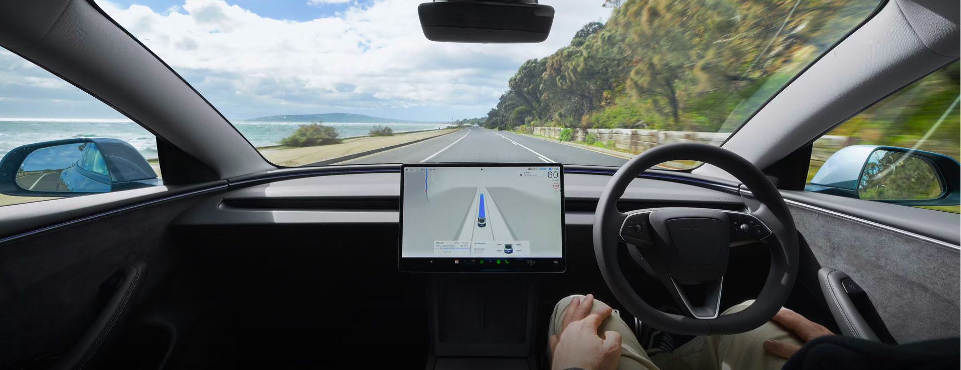 Салон Tesla Model 3 Highland під час руху з навігацією на центральному екрані